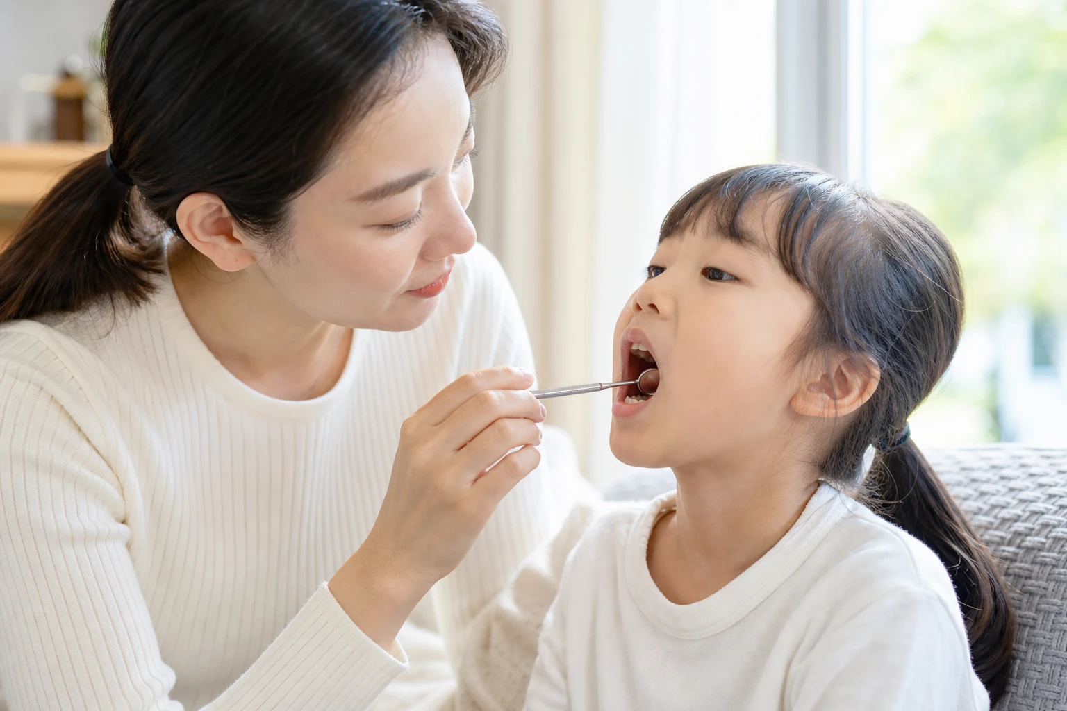 유아 어금니 영구치 관찰과 관리 장면